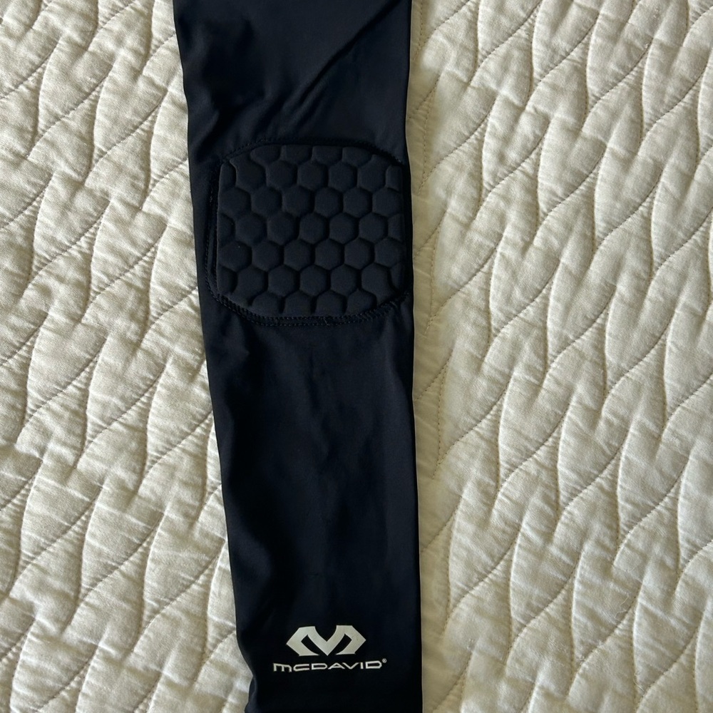 McDavid HEX Black Compression Arm Shooter Sleeve.  Size Large